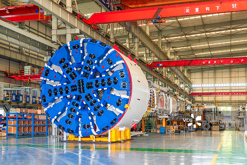 现代工厂厂房盾构机生产线内景图片素材