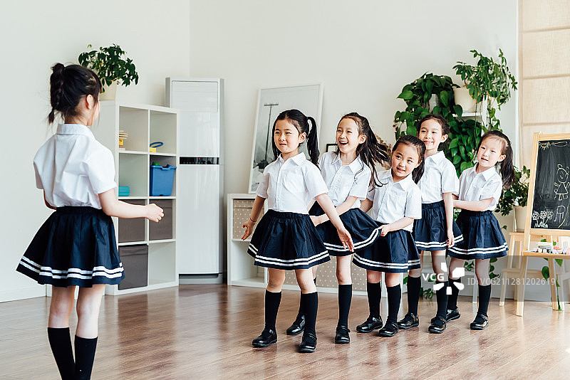 幼儿园小朋友们在做游戏图片素材