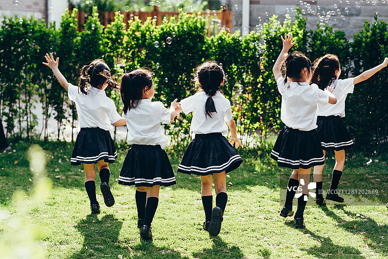 幼儿园小朋友们在院子里玩耍图片素材