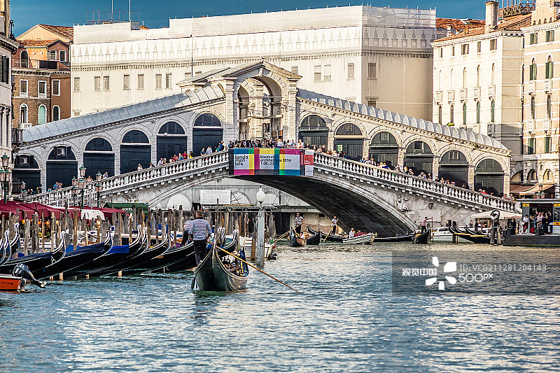 里亚托桥和贡多拉图片素材