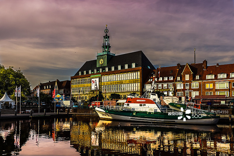 埃姆登市政厅和格奥尔格·布鲁辛图片素材