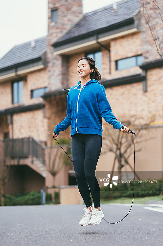 亚洲年轻女孩在户外做运动图片素材