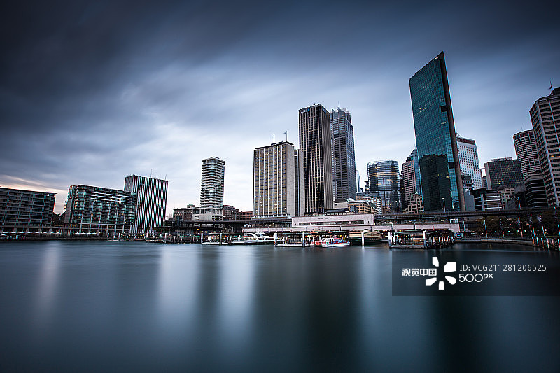 环形码头上的悉尼天际线图片素材