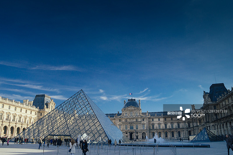 阳光明媚的冬日卢浮宫图片素材