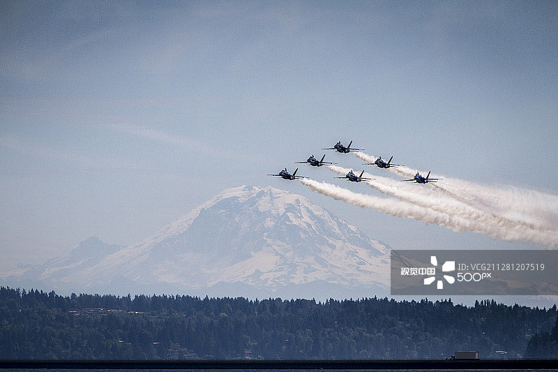 蓝色天使与雷尼尔山图片素材
