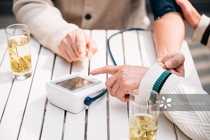 亚洲老年夫妇测量血压图片素材