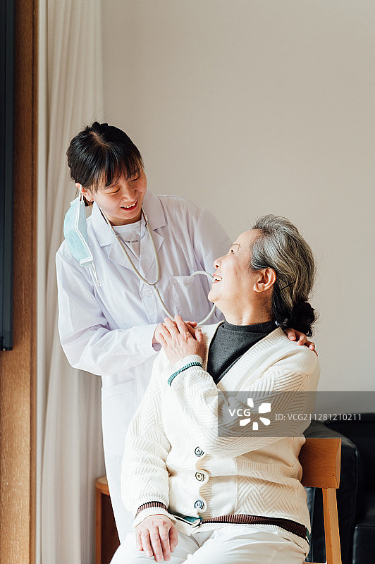 亚洲老年女性和医生图片素材