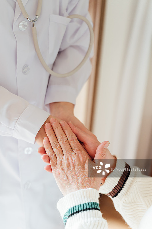 亚洲老年女性和医生图片素材