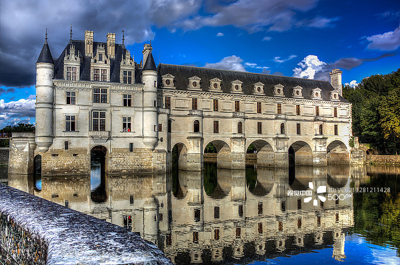 舍农索城堡的倒影图片素材