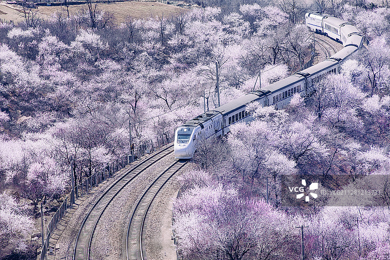 居庸关春天列车图片素材