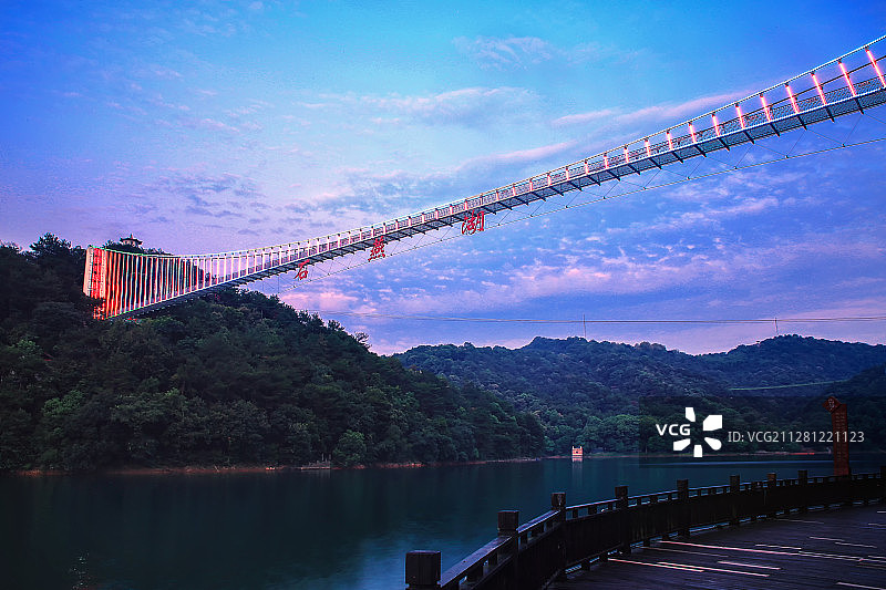 玻璃桥夜景图片素材