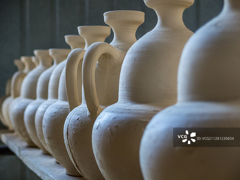 陶器组图之一。陶器制作、陶瓶、土陶、陶坯、晒坯。图片素材