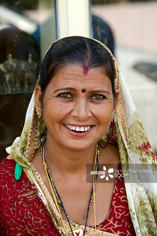 微笑的穿着纱丽的印度女人图片素材