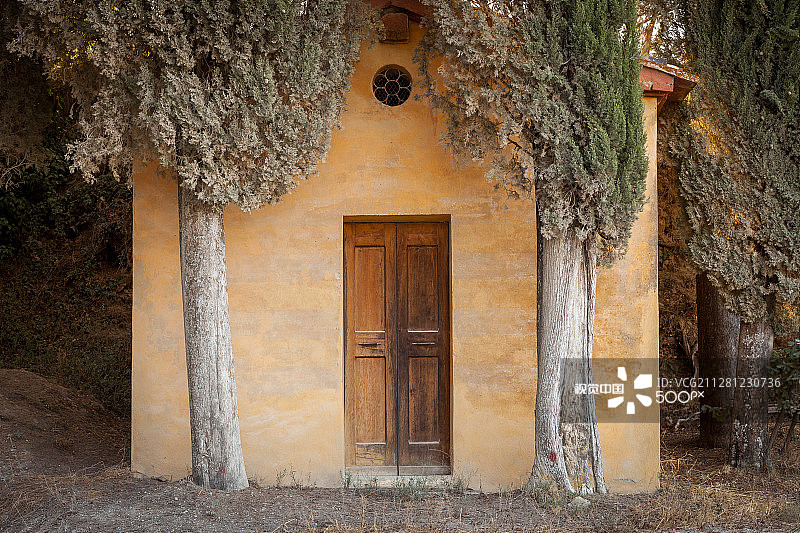 意大利托斯卡纳圣奎里科多尔恰附近的卢奇尼亚诺达索教堂图片素材