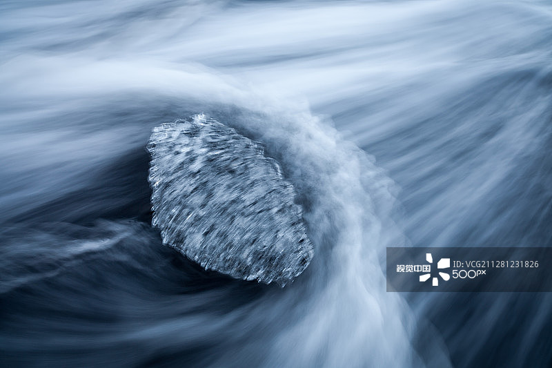 冰岛海滩上的冰山碎片图片素材