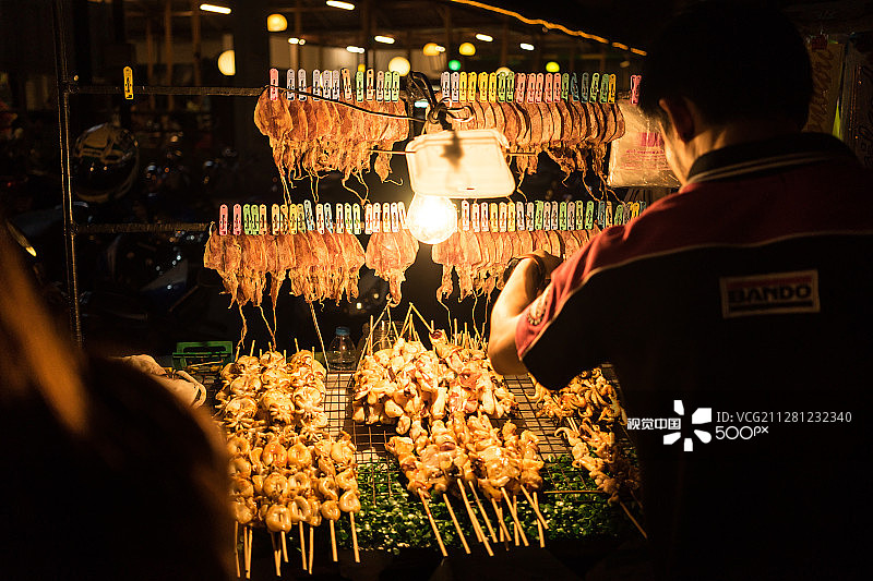 夜间店铺里的鱿鱼干图片素材