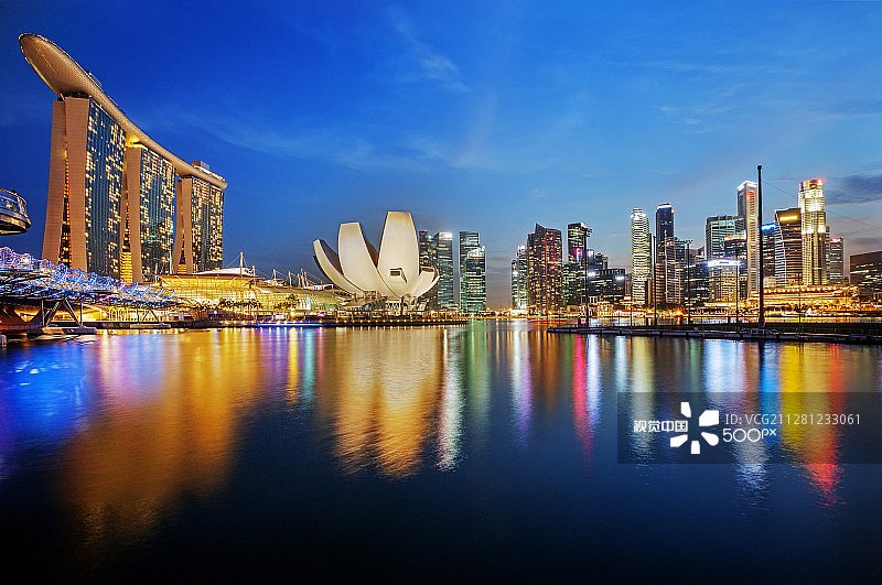 新加坡滨海湾的蓝色时刻图片素材