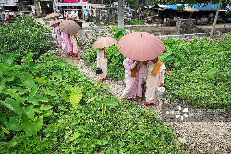 白天的修女图片素材