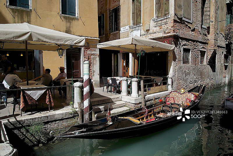 在意大利威尼斯休息的贡多拉船夫图片素材