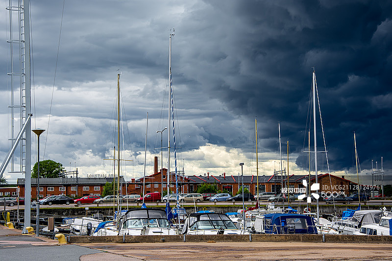 停泊在瑞典卡尔斯克鲁纳港口的游艇或摩托艇图片素材