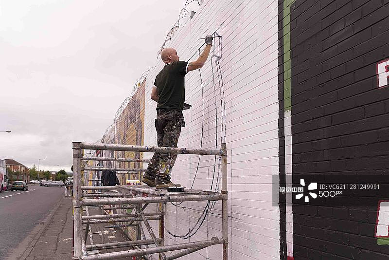 贝尔法斯特福尔斯路上的壁画画家图片素材