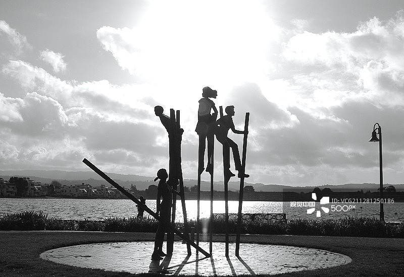 孩子们踩着高跷图片素材