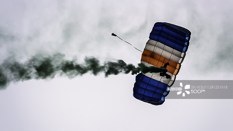 军事跳伞员图片素材