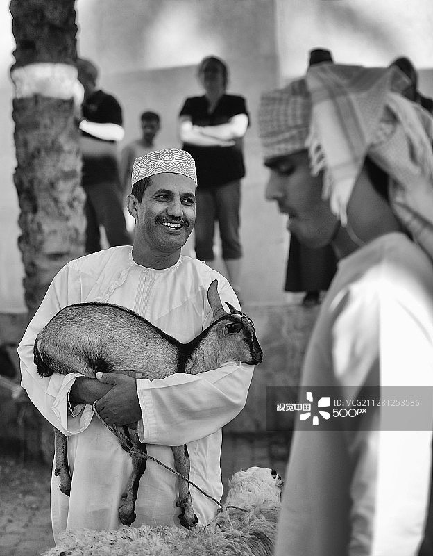 在尼日瓦山羊市场快乐的顾客；阿达克里亚。阿曼图片素材