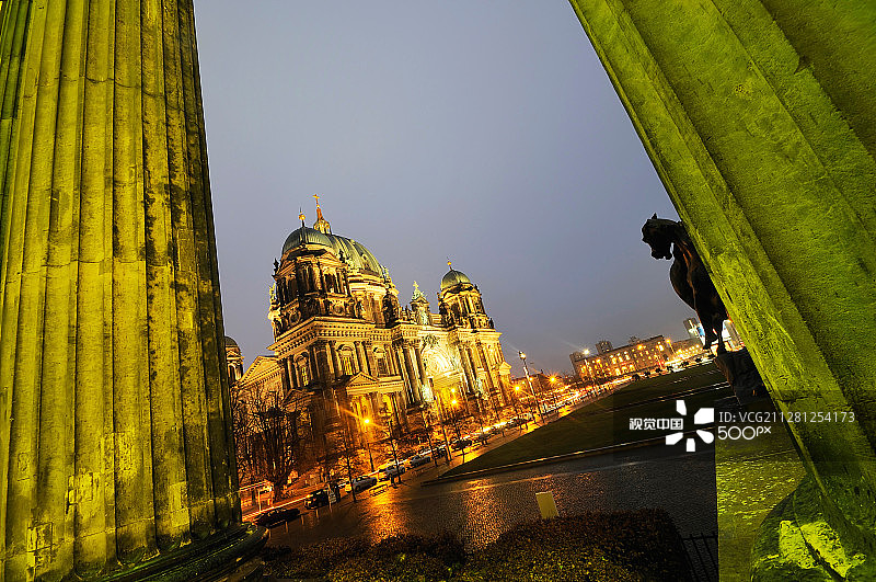 夜晚的彩色柏林大教堂图片素材