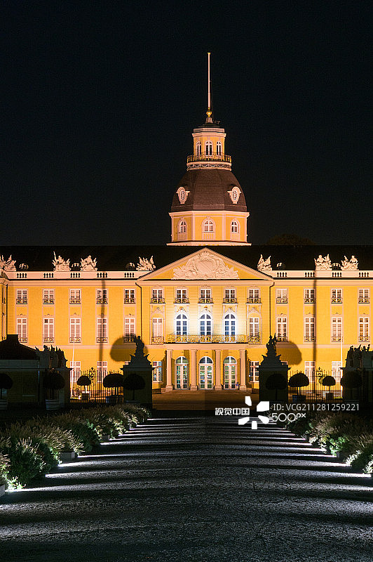 夜晚的卡尔斯鲁厄城堡图片素材