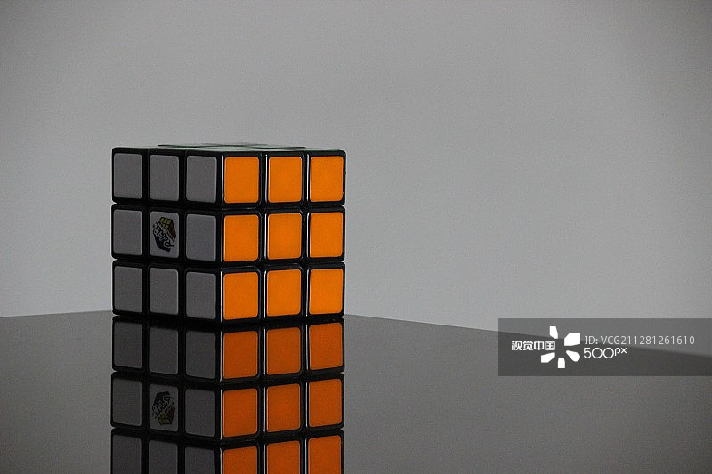 已还原的魔方图片素材
