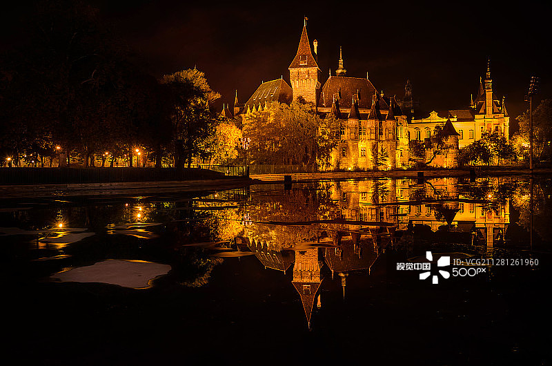 布达佩斯维达匈雅城堡倒影图片素材