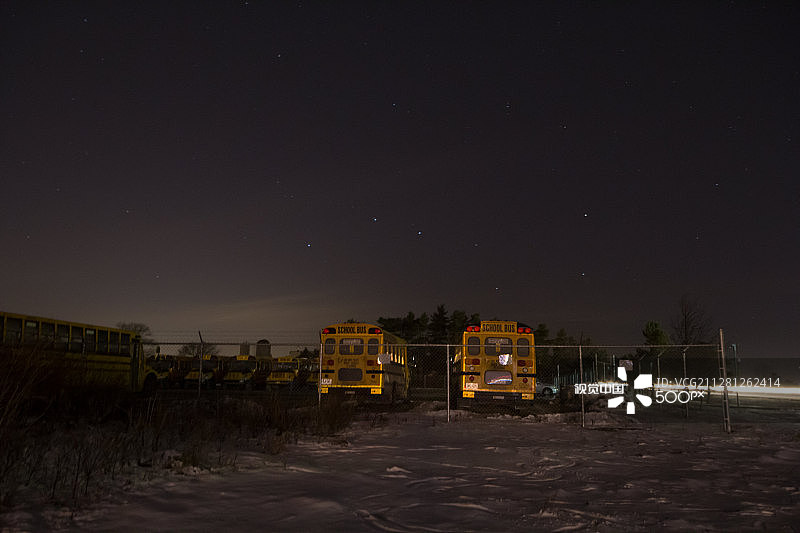 校车上空的大北斗星图片素材