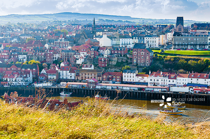 秋日阳光明媚的惠特比市景色图片素材