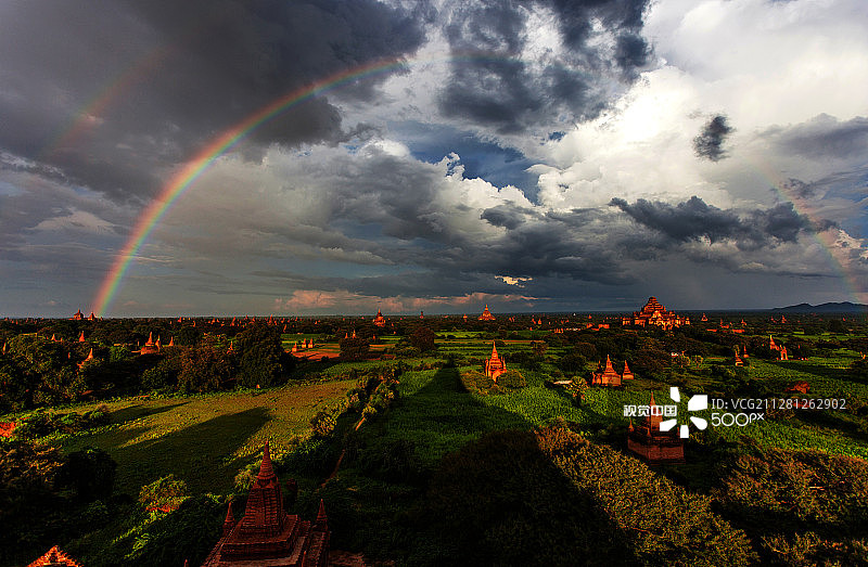 从瑞山陀塔俯瞰缅甸蒲甘的日落图片素材