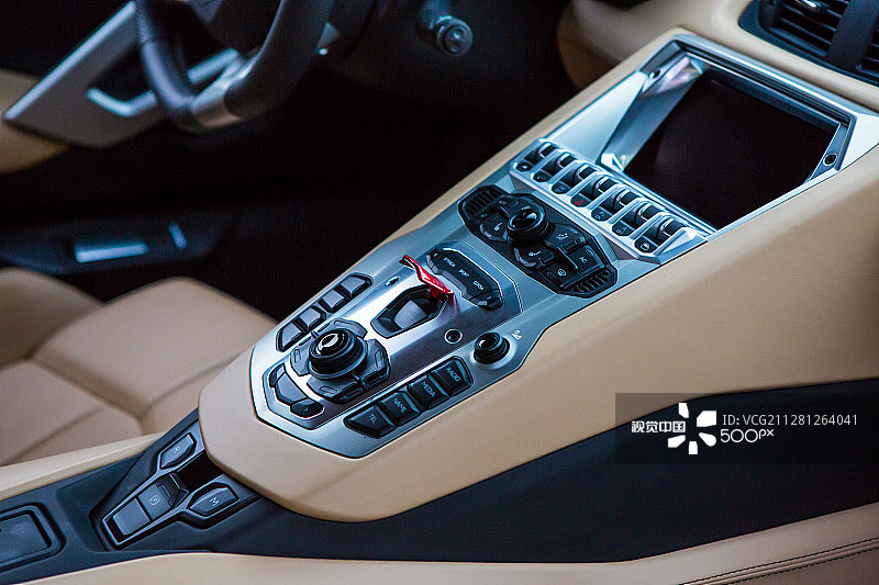 兰博基尼Aventador的中控台图片素材