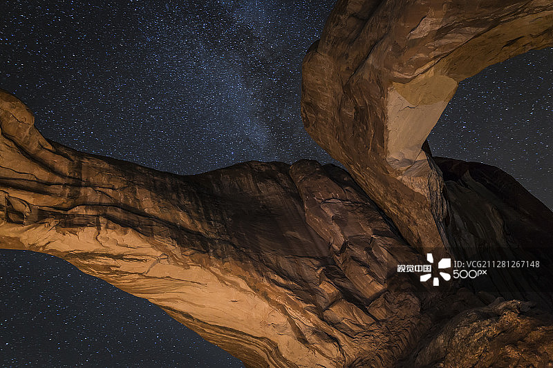 双拱门的银河图片素材