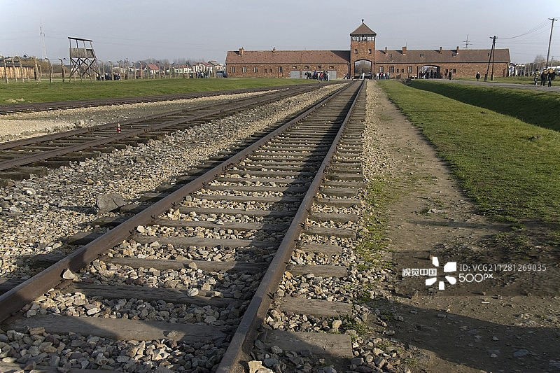 奥斯威辛-比克瑙集中营旧址主入口及铁轨，波兰图片素材