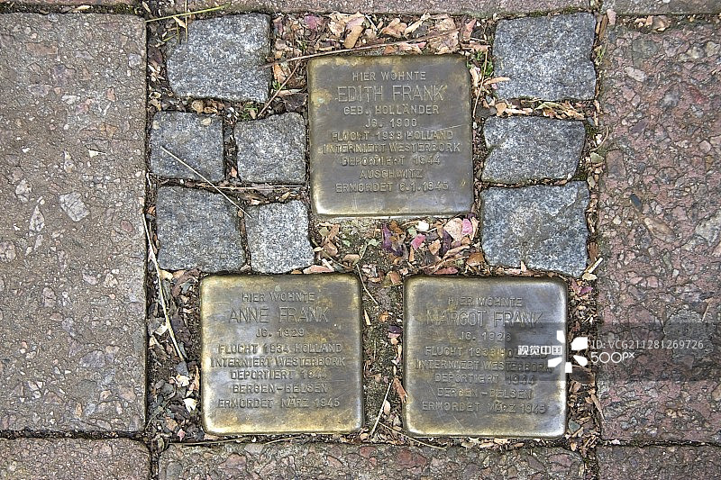 纪念安妮、玛戈和埃迪特·弗兰克的绊脚石，她们曾在她们（外）祖母家住过图片素材