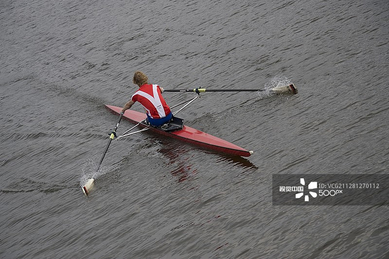 荷兰阿姆斯特丹阿姆斯特尔运河上的划船运动图片素材