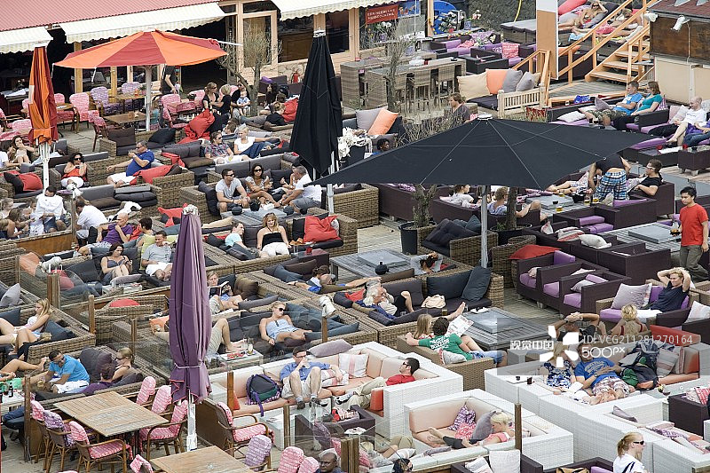 荷兰斯海弗宁恩海滩上拥挤的露台图片素材
