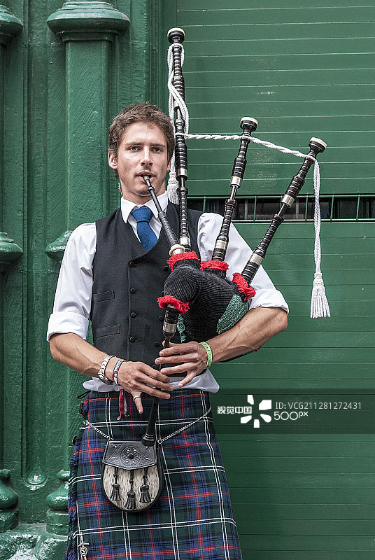 演奏苏格兰高地风笛的苏格兰人图片素材