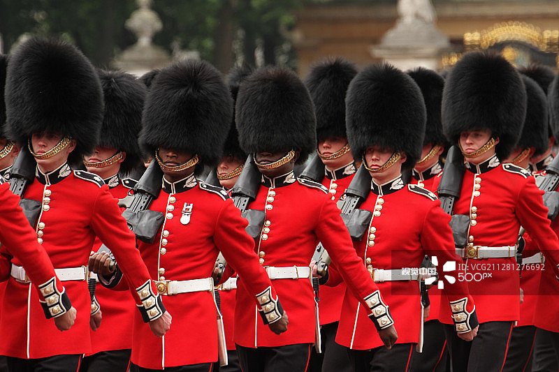 皇家卫队在军旗敬礼分列式游行中图片素材