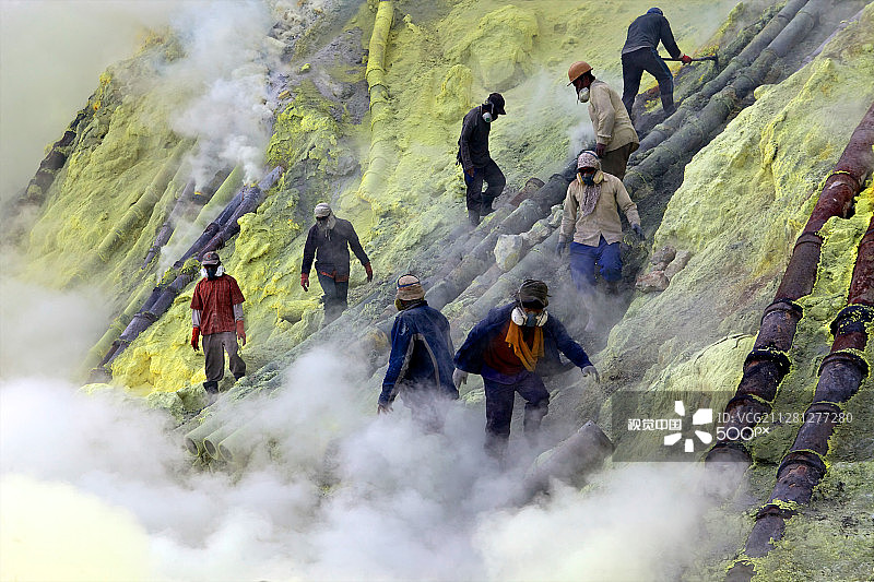 印度尼西亚爪哇岛卡瓦伊真火山的硫磺矿工图片素材