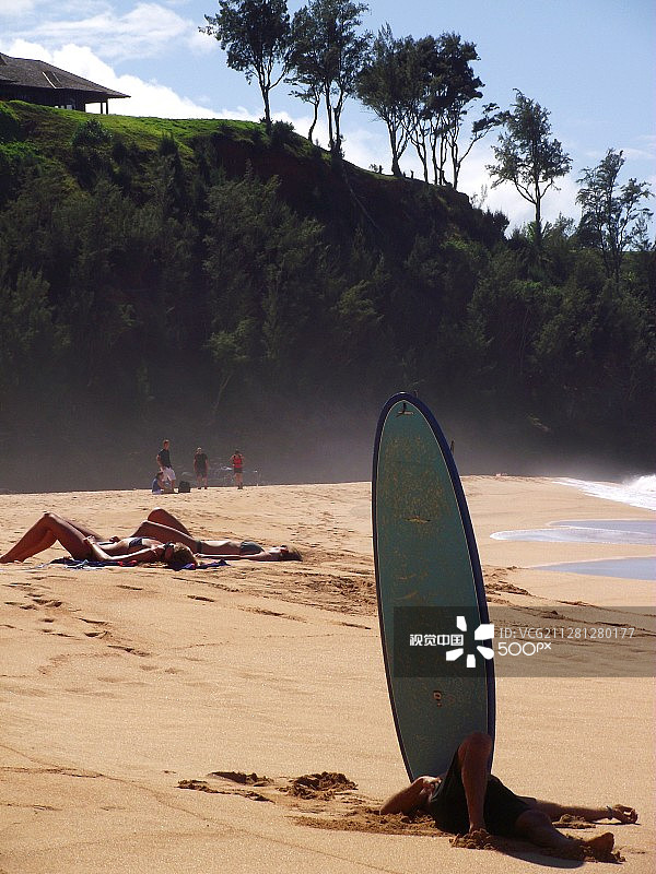 冲浪者在夏威夷小睡图片素材