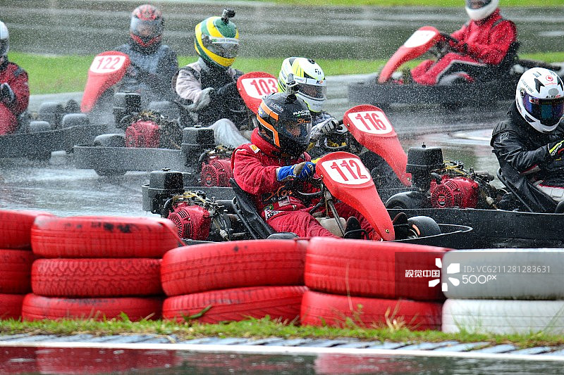 AKMinas雨中卡丁车赛图片素材