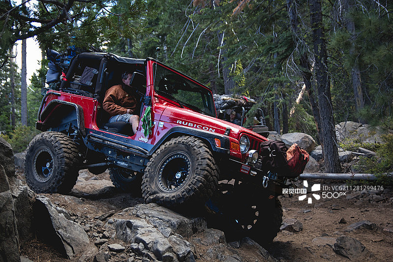 红色卢比肯大水槽图片素材