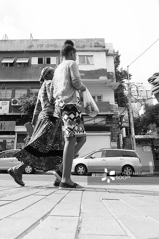 在人行道上图片素材