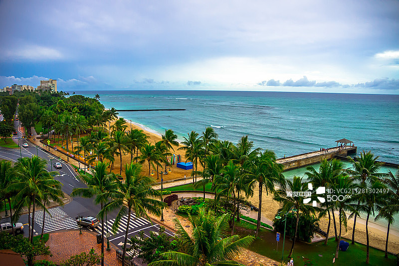 多云天气下的火奴鲁鲁怀基基海滩图片素材