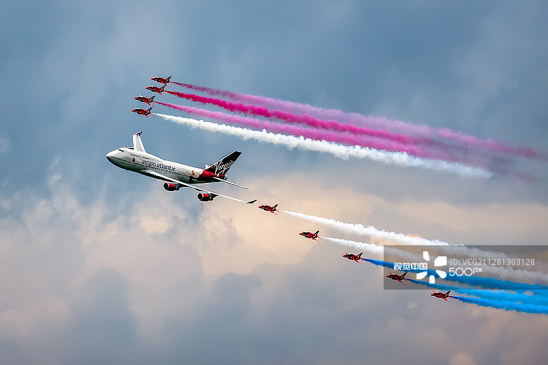 维珍航空波音747-400和红箭飞行表演队空中展示图片素材